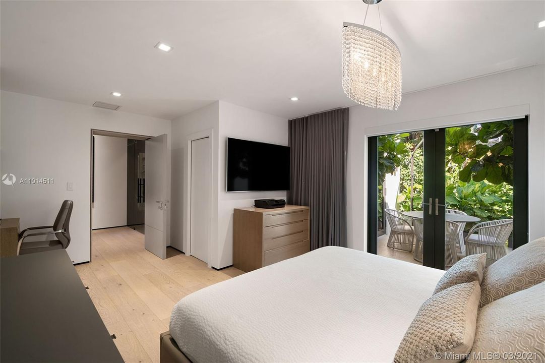 Recently Sold: $2,790,000 (4 beds, 4 baths, 2590 Square Feet)