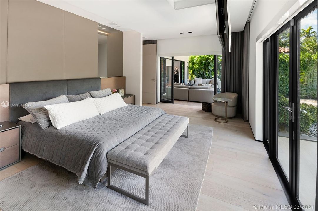 Recently Sold: $2,790,000 (4 beds, 4 baths, 2590 Square Feet)