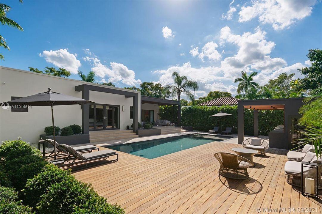Recently Sold: $2,790,000 (4 beds, 4 baths, 2590 Square Feet)
