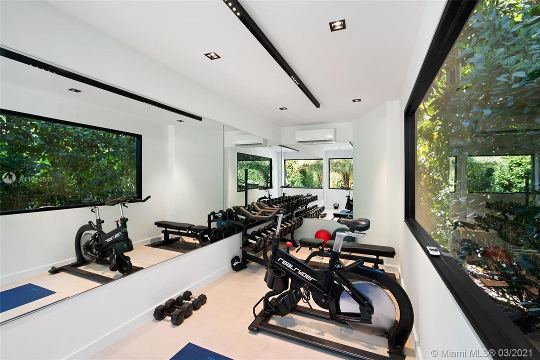 Recently Sold: $2,790,000 (4 beds, 4 baths, 2590 Square Feet)