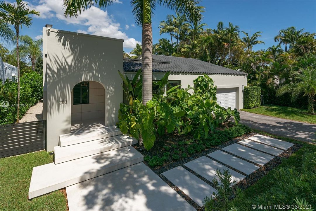 Recently Sold: $2,790,000 (4 beds, 4 baths, 2590 Square Feet)