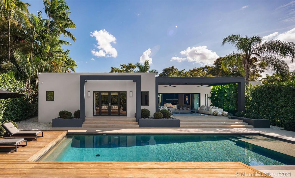 Recently Sold: $2,790,000 (4 beds, 4 baths, 2590 Square Feet)