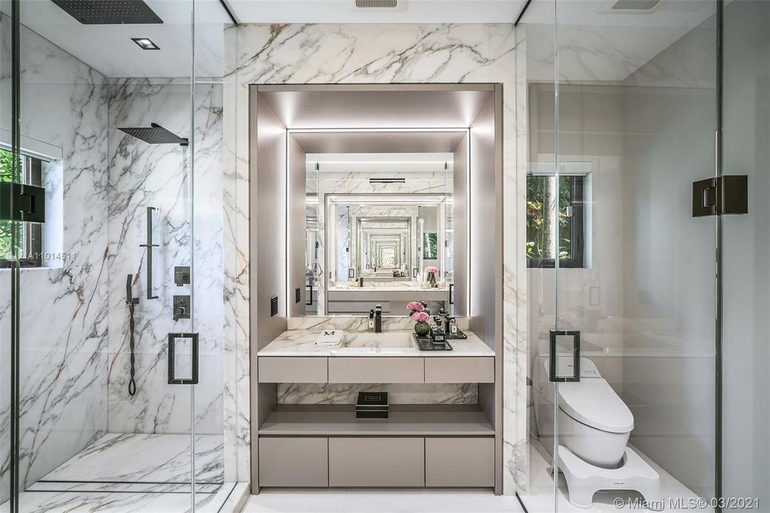 Recently Sold: $2,790,000 (4 beds, 4 baths, 2590 Square Feet)