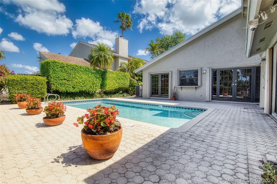 Recently Sold: $505,000 (3 beds, 2 baths, 1695 Square Feet)