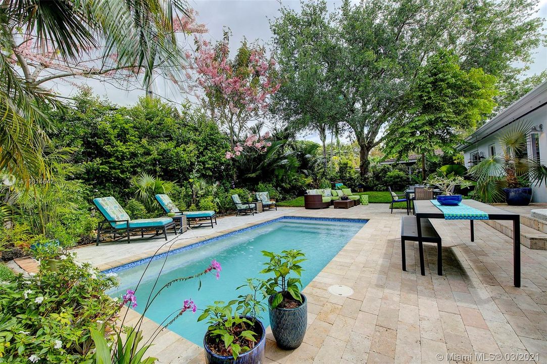 Recently Sold: $1,195,000 (3 beds, 2 baths, 1567 Square Feet)