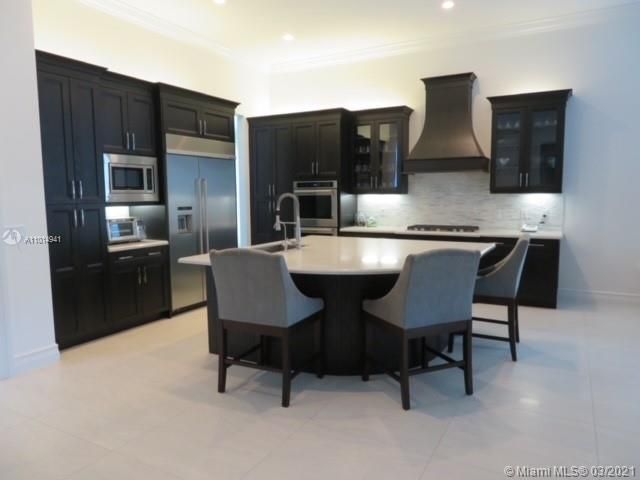 Gourmet Kitchen with Breakfast area