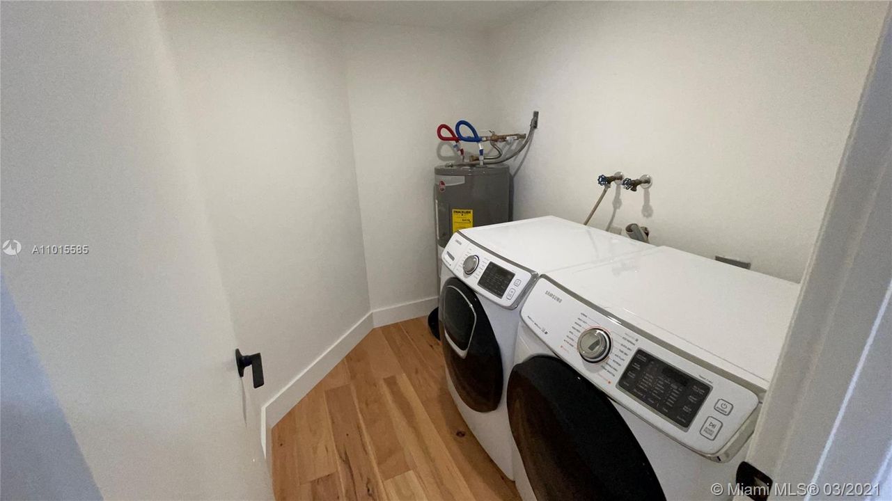Недавно продано: $269,990 (2 спален, 2 ванн, 1175 Квадратных фут)