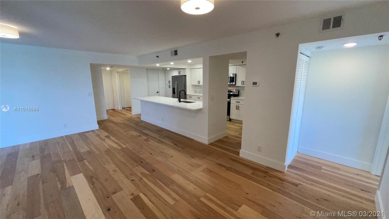 Недавно продано: $269,990 (2 спален, 2 ванн, 1175 Квадратных фут)