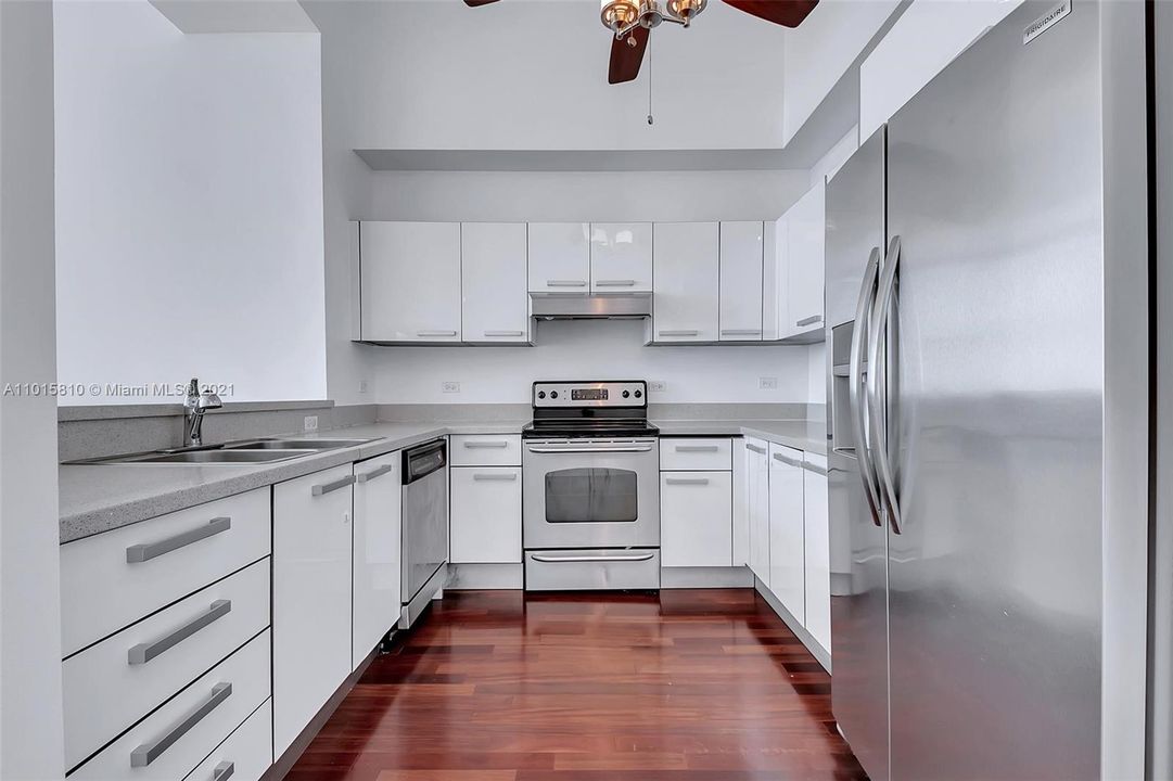 Recently Sold: $625,000 (2 beds, 2 baths, 1041 Square Feet)