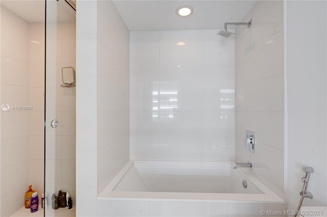 Recently Rented: $4,200 (2 beds, 2 baths, 961 Square Feet)