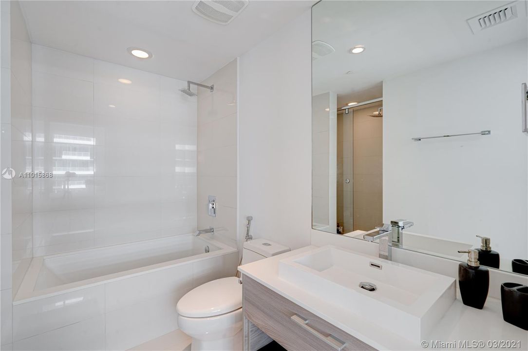 Recently Rented: $4,200 (2 beds, 2 baths, 961 Square Feet)