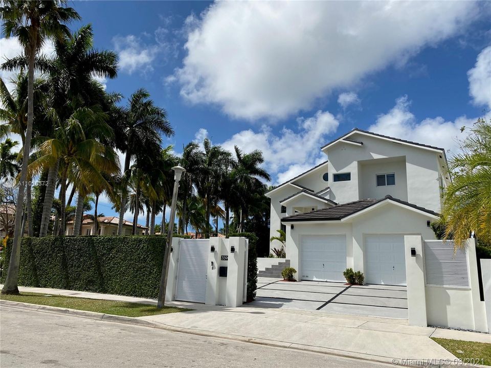 Recently Sold: $3,295,000 (5 beds, 6 baths, 3270 Square Feet)