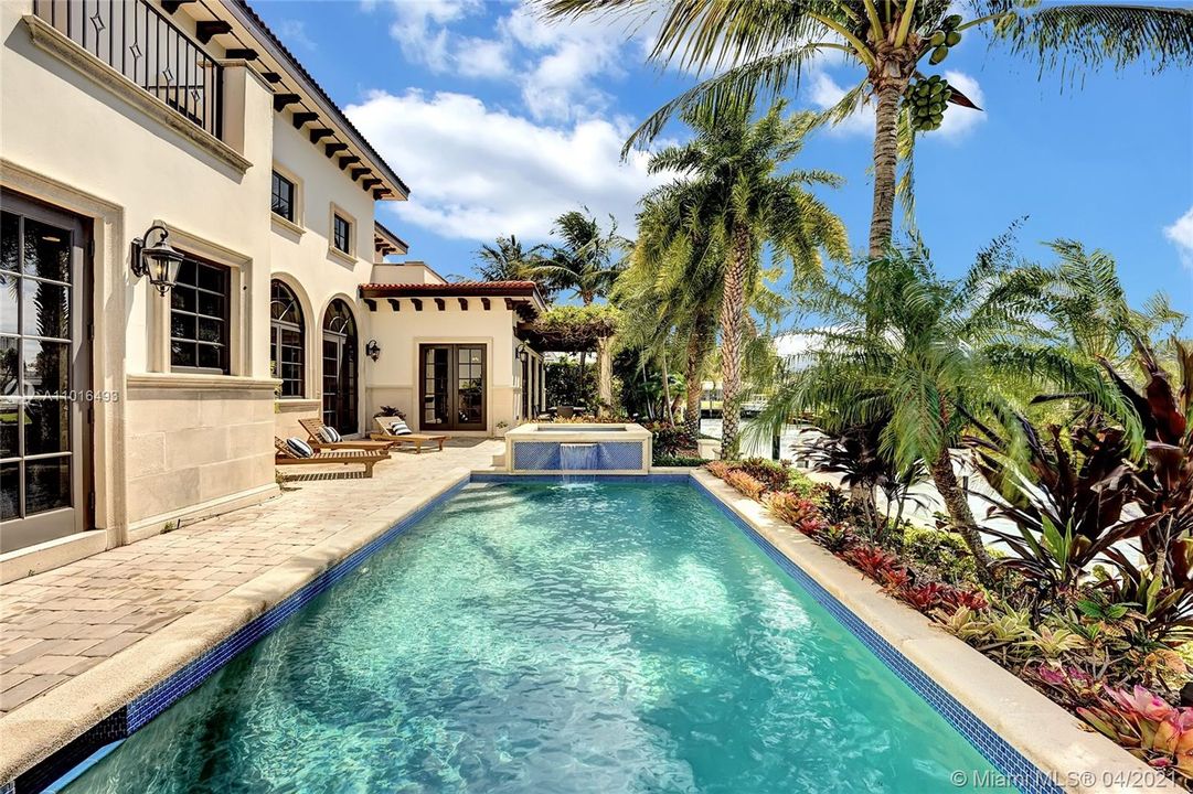 Recently Sold: $3,650,000 (5 beds, 5 baths, 6324 Square Feet)