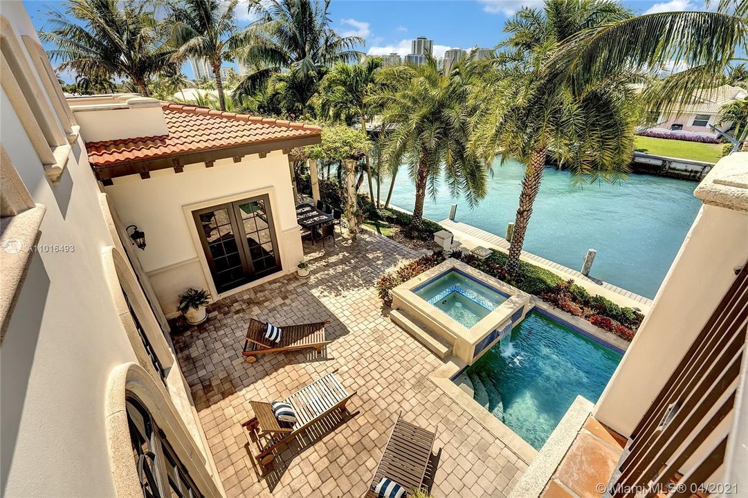 Recently Sold: $3,650,000 (5 beds, 5 baths, 6324 Square Feet)