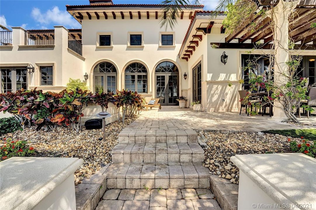 Recently Sold: $3,650,000 (5 beds, 5 baths, 6324 Square Feet)