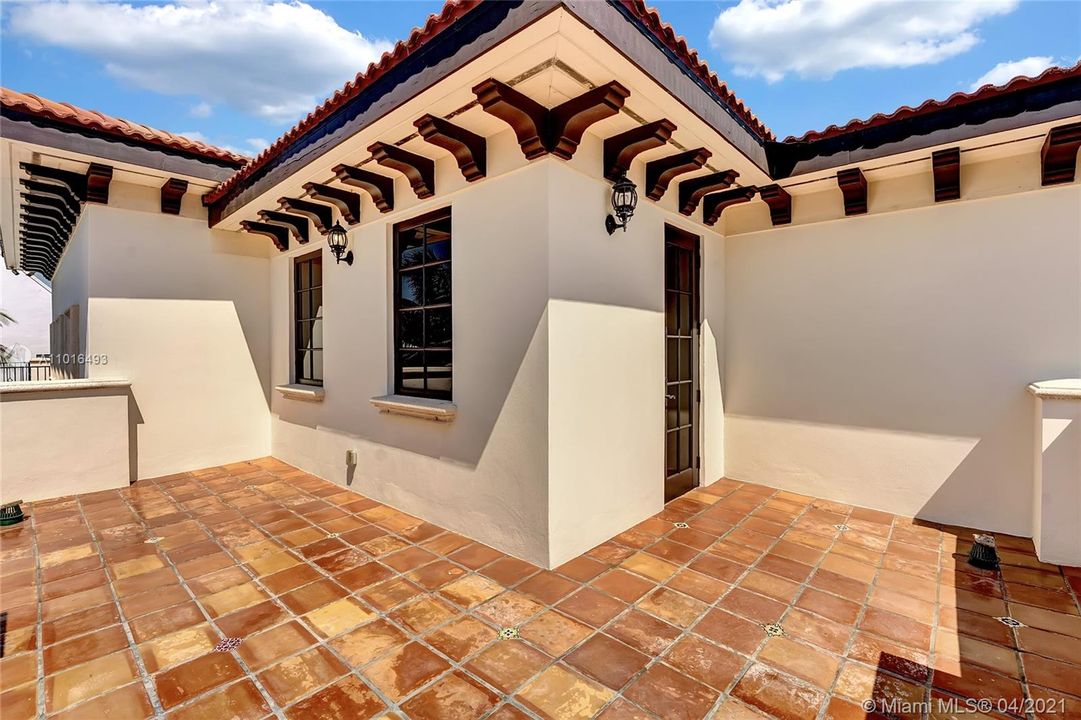 Recently Sold: $3,650,000 (5 beds, 5 baths, 6324 Square Feet)