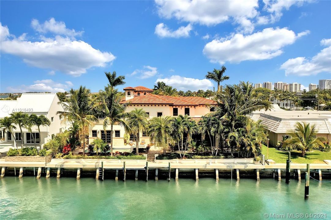 Recently Sold: $3,650,000 (5 beds, 5 baths, 6324 Square Feet)