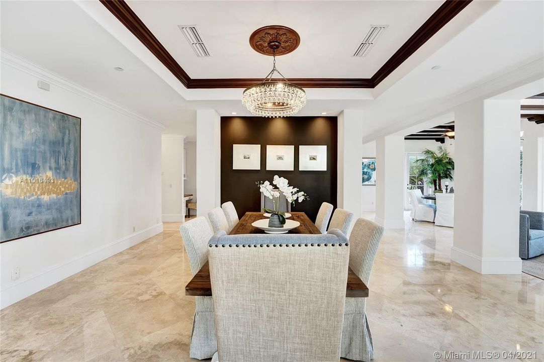 Recently Sold: $3,650,000 (5 beds, 5 baths, 6324 Square Feet)