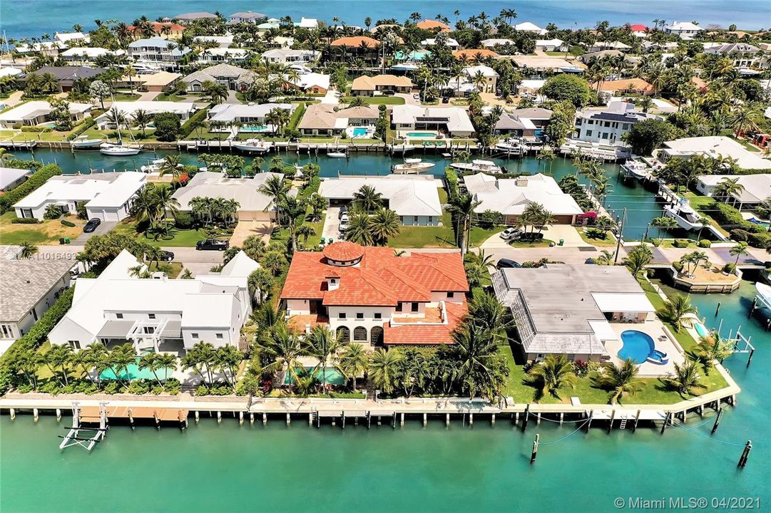 Recently Sold: $3,650,000 (5 beds, 5 baths, 6324 Square Feet)