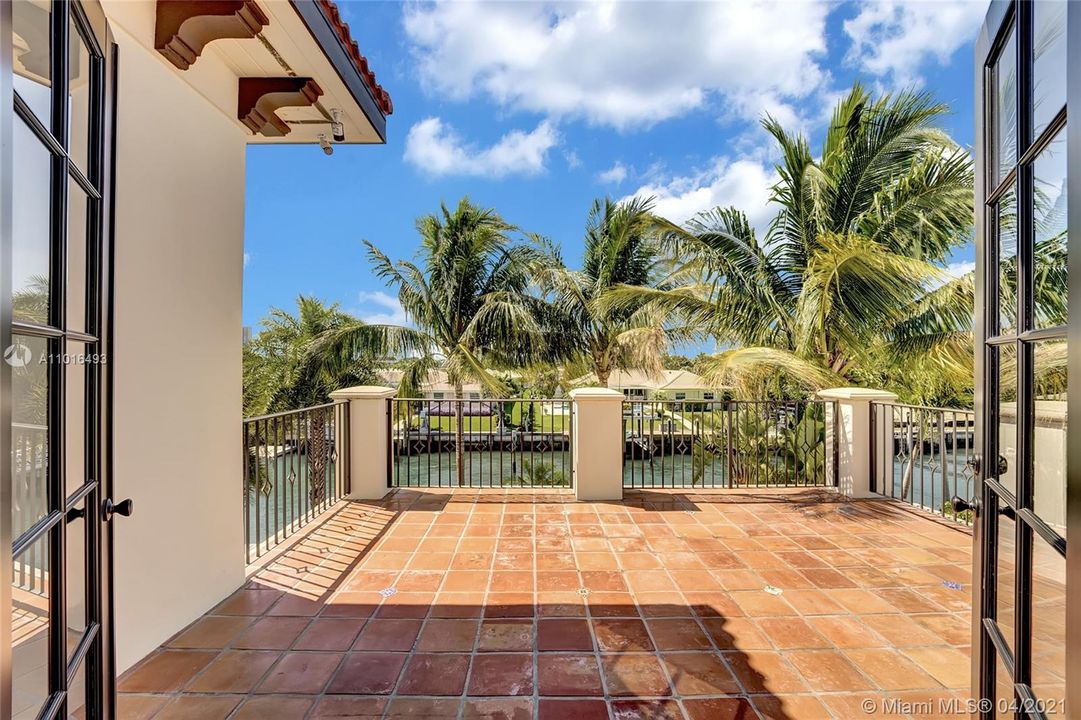 Vendido Recientemente: $3,650,000 (5 camas, 5 baños, 6324 Pies cuadrados)