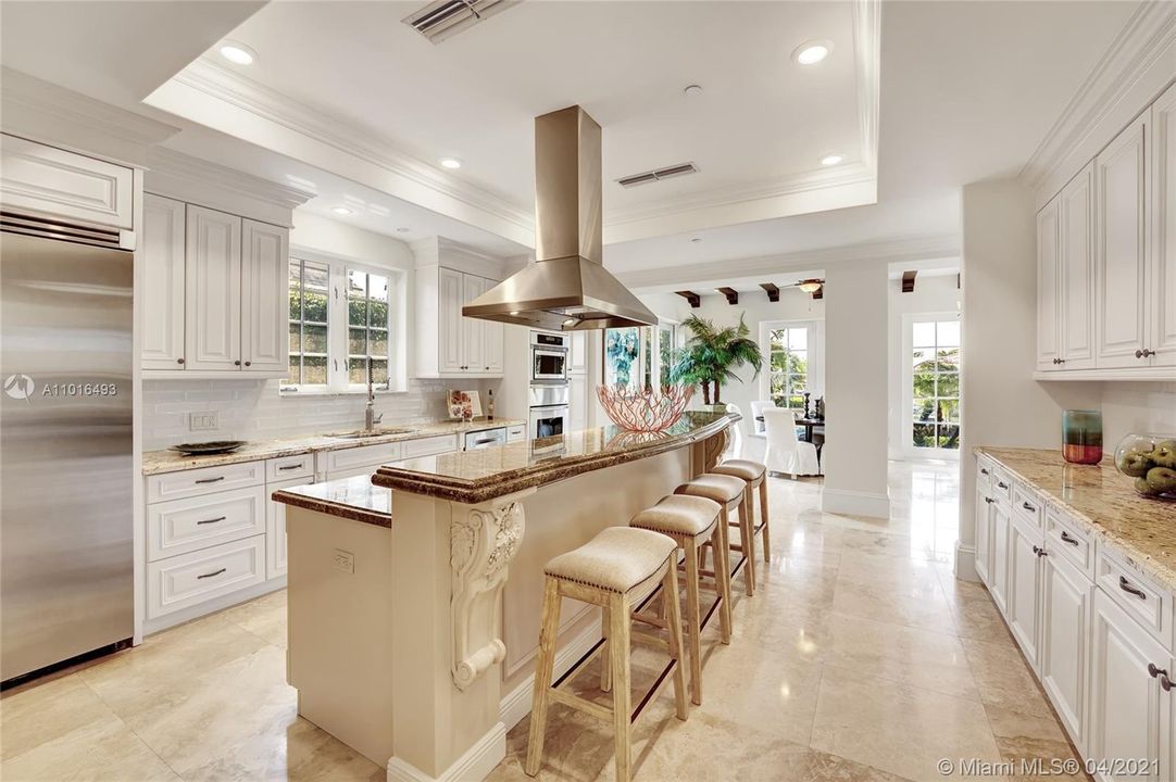 Recently Sold: $3,650,000 (5 beds, 5 baths, 6324 Square Feet)