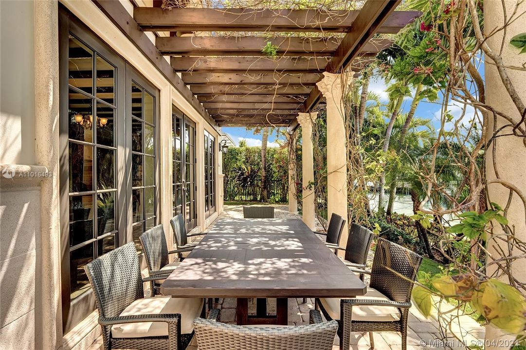 Recently Sold: $3,650,000 (5 beds, 5 baths, 6324 Square Feet)