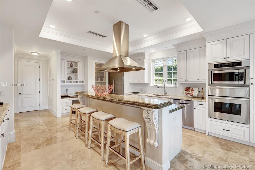 Recently Sold: $3,650,000 (5 beds, 5 baths, 6324 Square Feet)