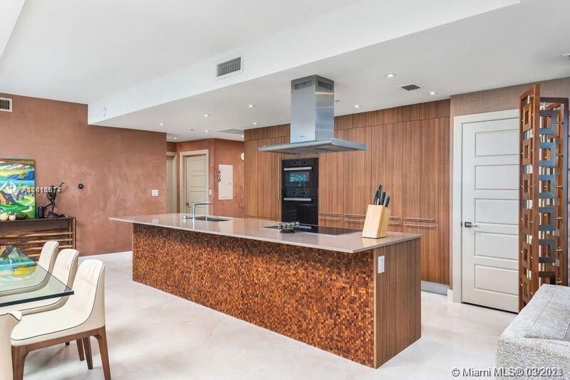 Recently Sold: $899,000 (2 beds, 2 baths, 1870 Square Feet)