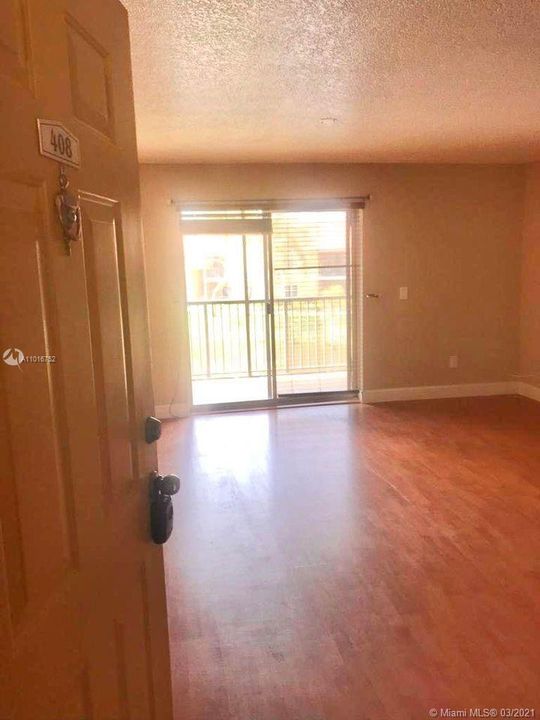 Recently Rented: $1,300 (1 beds, 1 baths, 813 Square Feet)