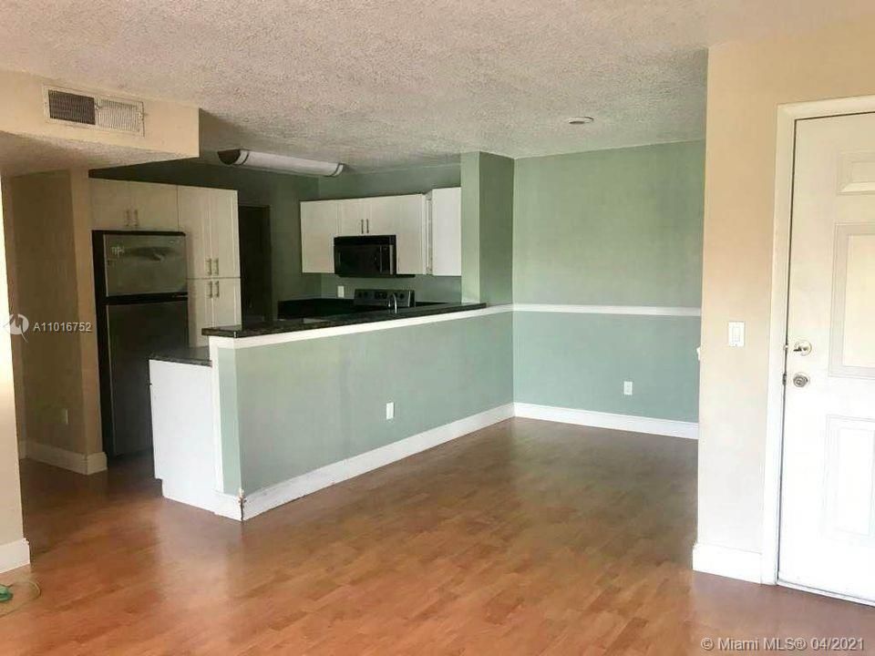 Recently Rented: $1,300 (1 beds, 1 baths, 813 Square Feet)