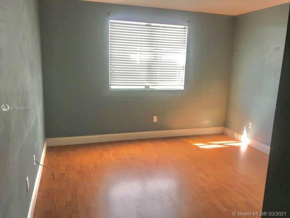 Recently Rented: $1,300 (1 beds, 1 baths, 813 Square Feet)