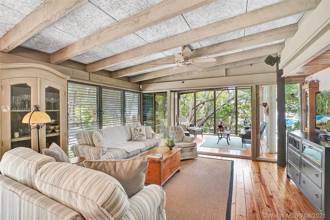 Recently Sold: $1,980,000 (2 beds, 2 baths, 1008 Square Feet)