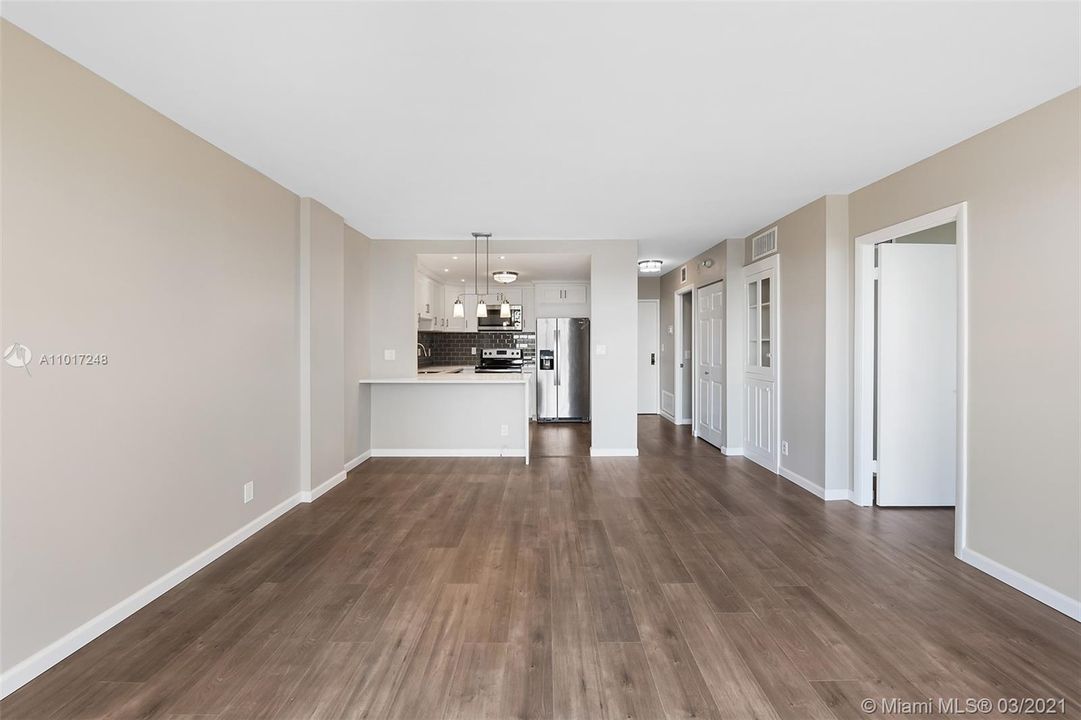 Recently Sold: $365,000 (1 beds, 1 baths, 734 Square Feet)