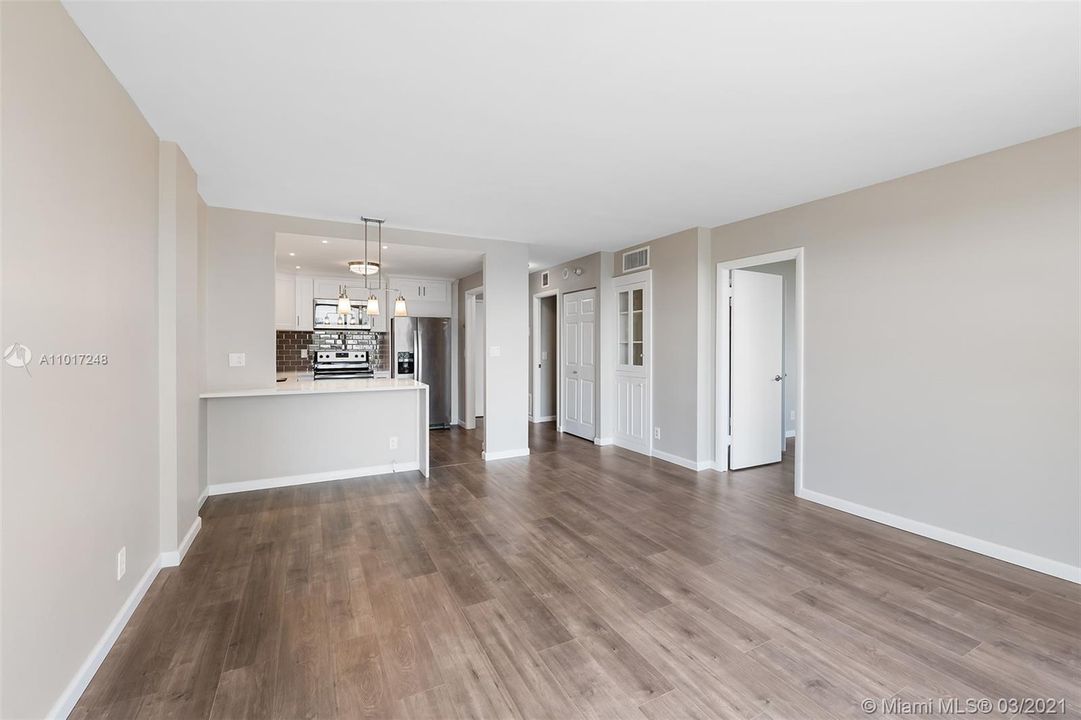 Recently Sold: $365,000 (1 beds, 1 baths, 734 Square Feet)