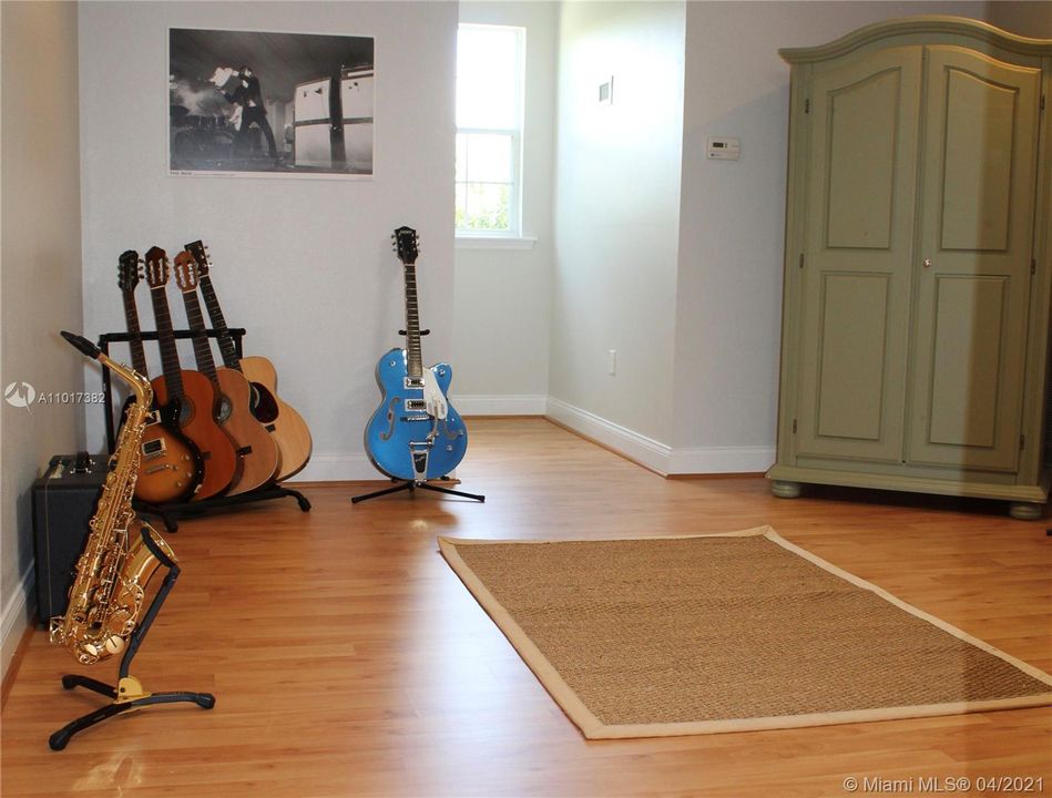 Great Bonus room with bright light