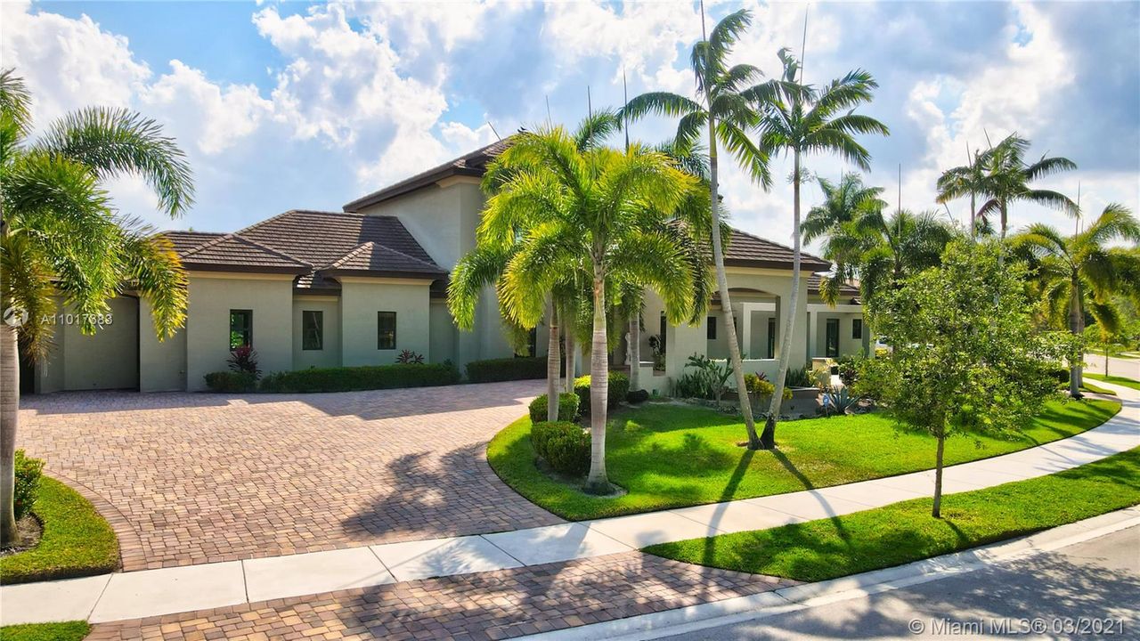 Recently Sold: $2,190,000 (7 beds, 6 baths, 5727 Square Feet)