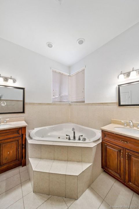 最近售出: $799,000 (4 贝兹, 3 浴室, 2090 平方英尺)
