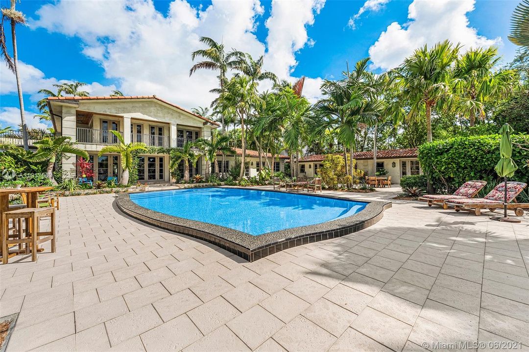 Recently Sold: $4,995,000 (7 beds, 6 baths, 7368 Square Feet)