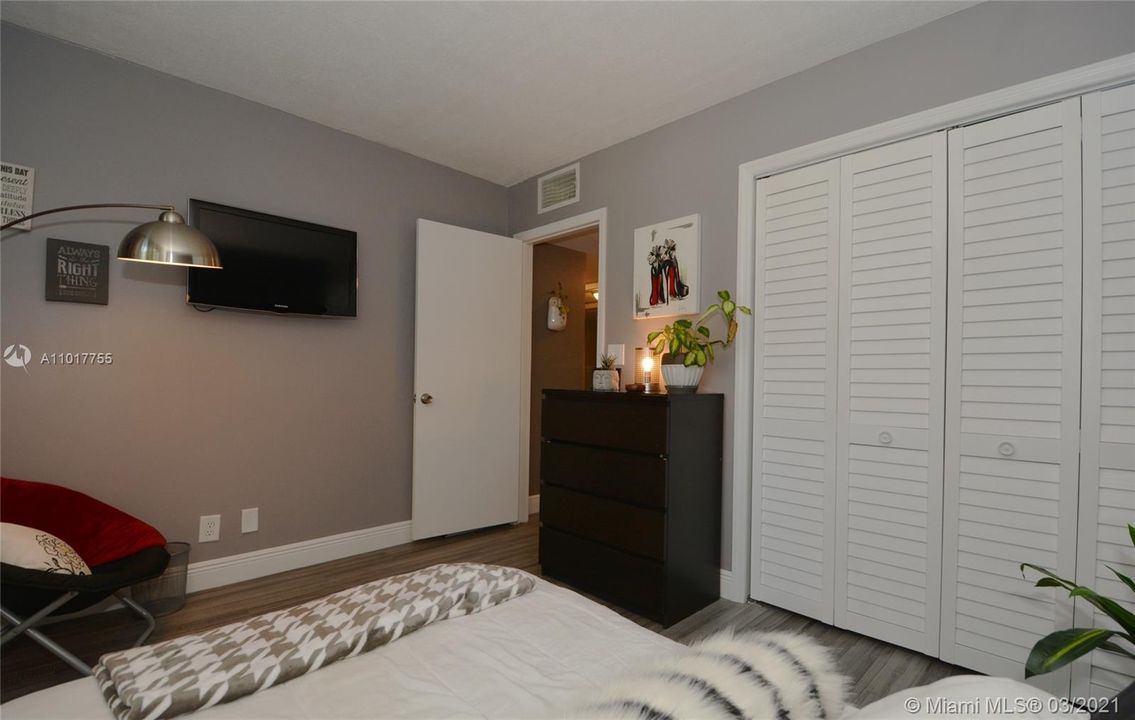 Recently Sold: $279,999 (2 beds, 2 baths, 1250 Square Feet)