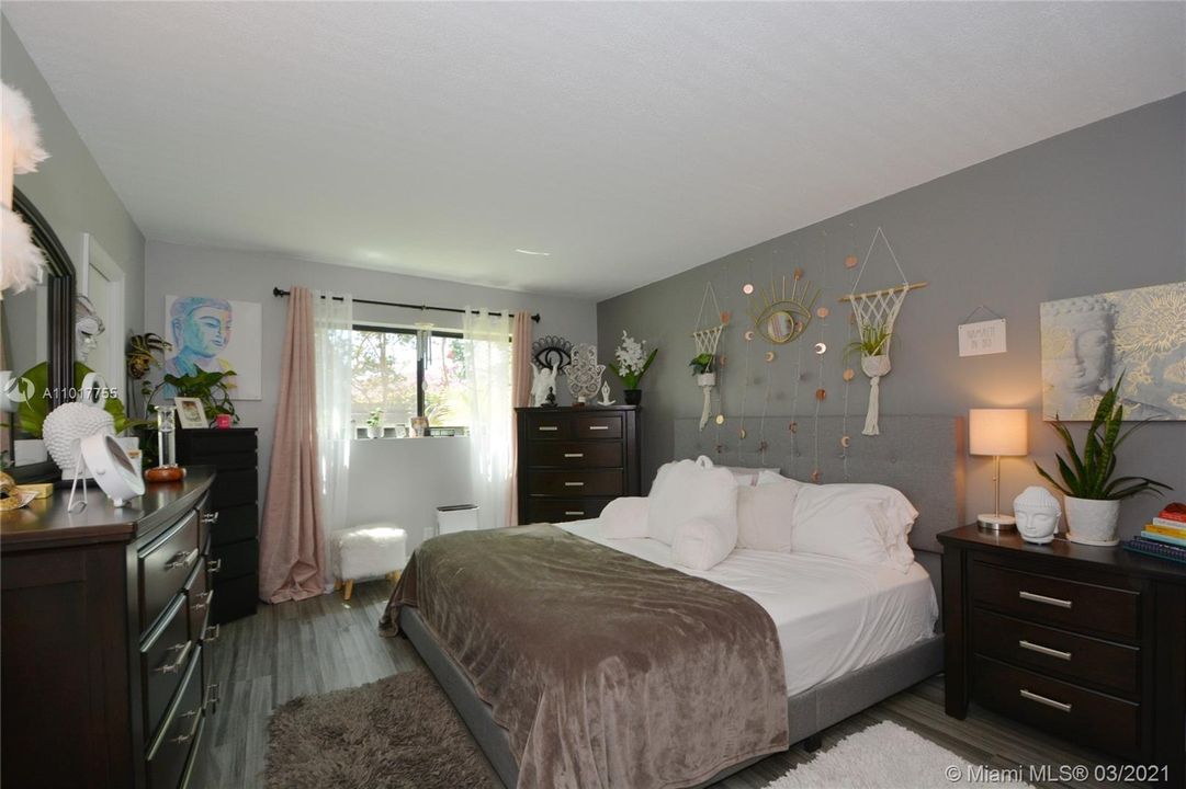 Recently Sold: $279,999 (2 beds, 2 baths, 1250 Square Feet)