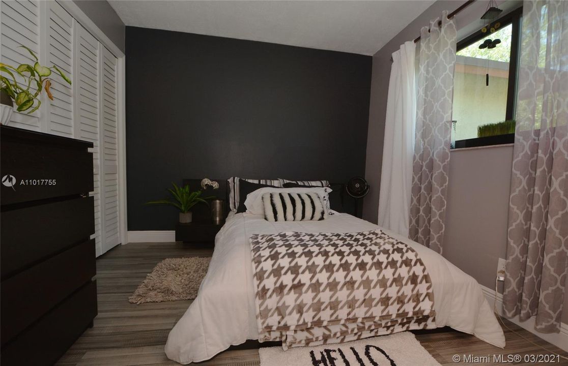 Recently Sold: $279,999 (2 beds, 2 baths, 1250 Square Feet)