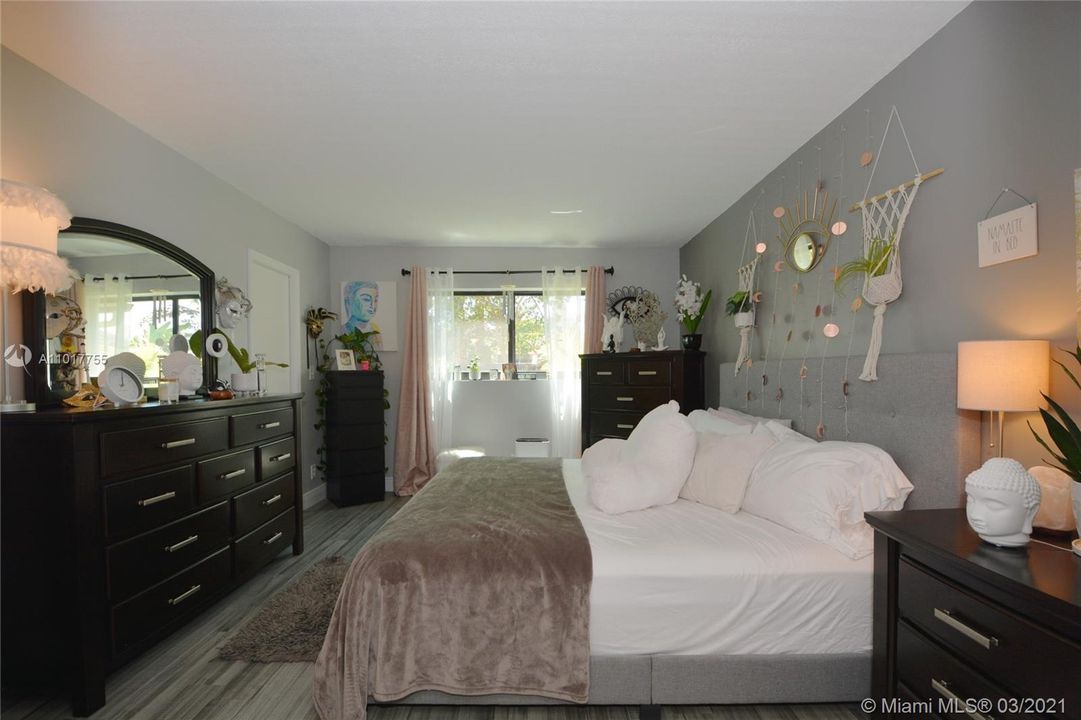 Recently Sold: $279,999 (2 beds, 2 baths, 1250 Square Feet)