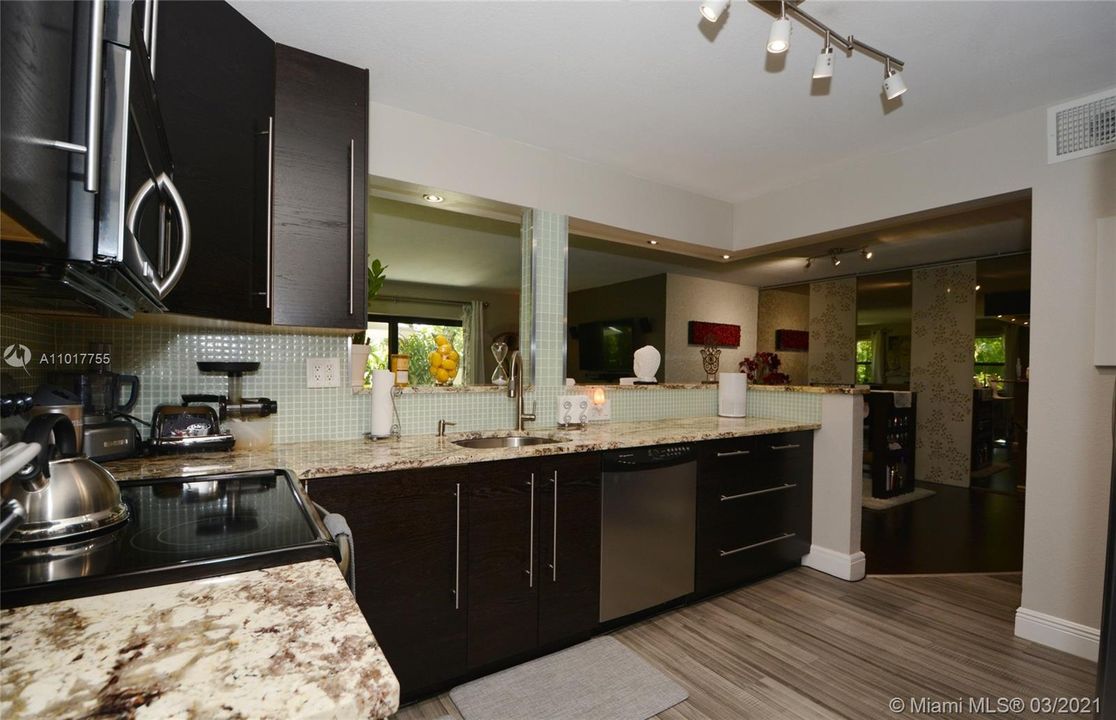 Recently Sold: $279,999 (2 beds, 2 baths, 1250 Square Feet)