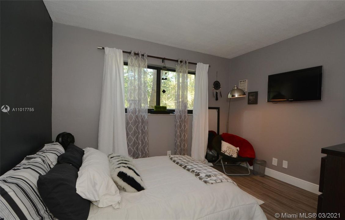 Recently Sold: $279,999 (2 beds, 2 baths, 1250 Square Feet)