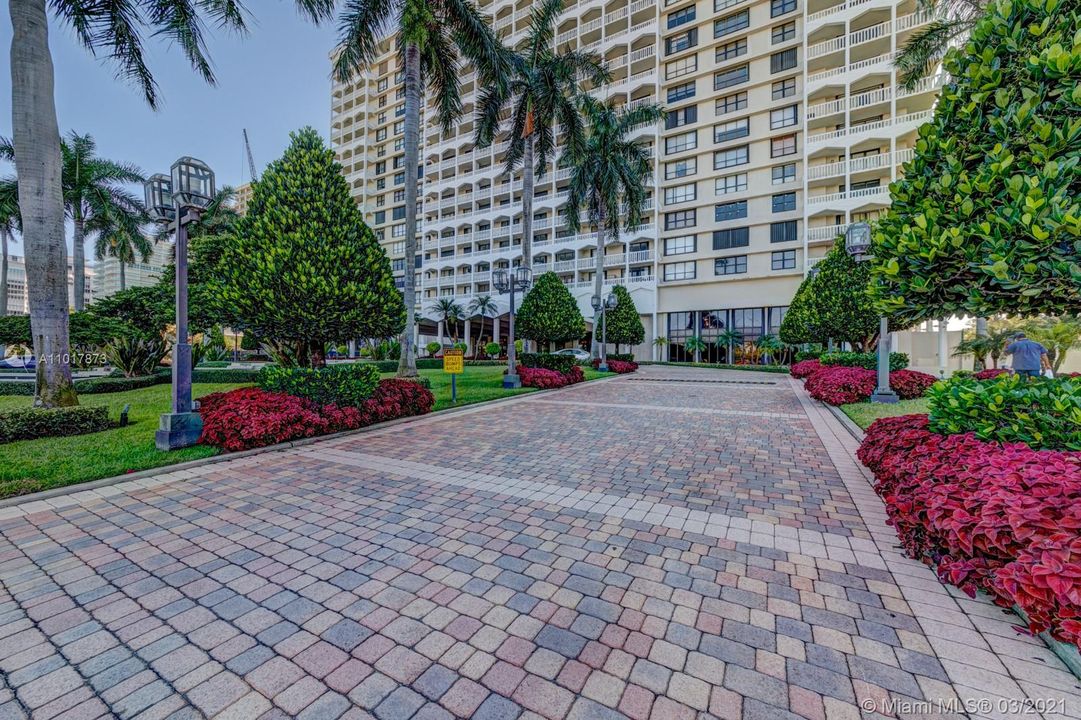 Recently Sold: $1,499,000 (2 beds, 2 baths, 1983 Square Feet)