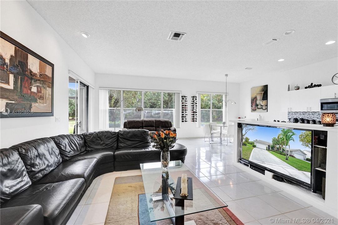 最近售出: $180,000 (3 贝兹, 2 浴室, 1820 平方英尺)