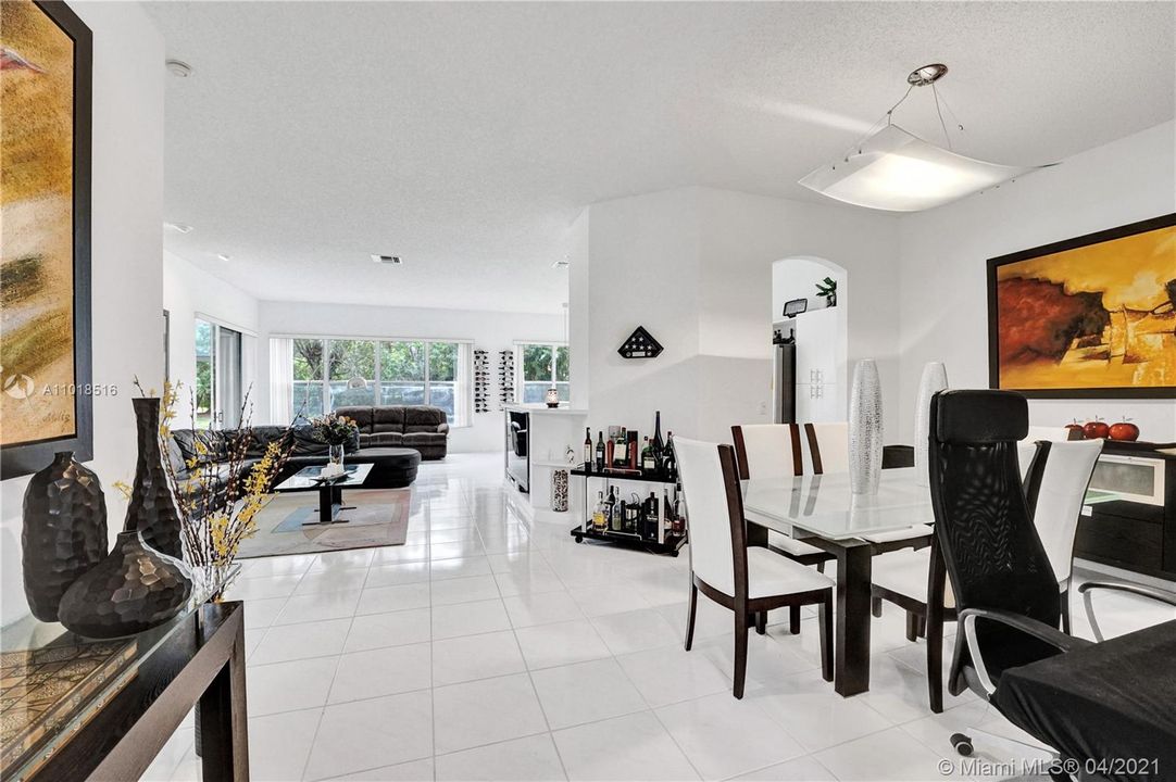 最近售出: $180,000 (3 贝兹, 2 浴室, 1820 平方英尺)