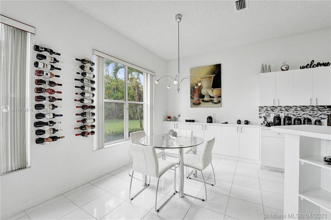 最近售出: $180,000 (3 贝兹, 2 浴室, 1820 平方英尺)