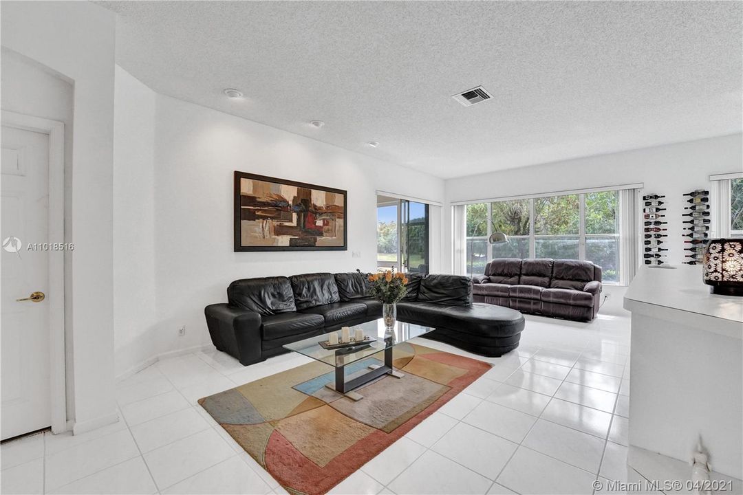 最近售出: $180,000 (3 贝兹, 2 浴室, 1820 平方英尺)