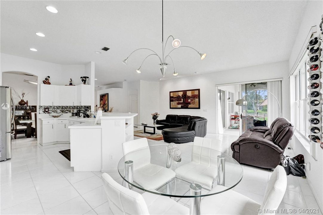 最近售出: $180,000 (3 贝兹, 2 浴室, 1820 平方英尺)